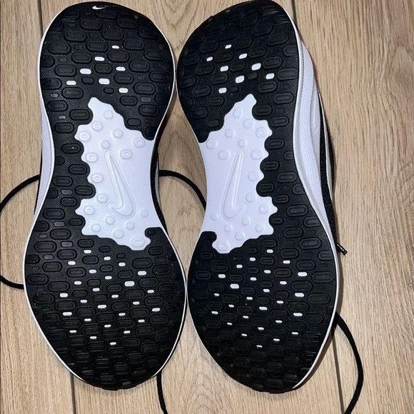 NWT - Nike Revolution 8.5 Wide Black and White Running Shoes - Picture 10 of 12